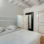 Central Duomo Apartment With Fast Wifi